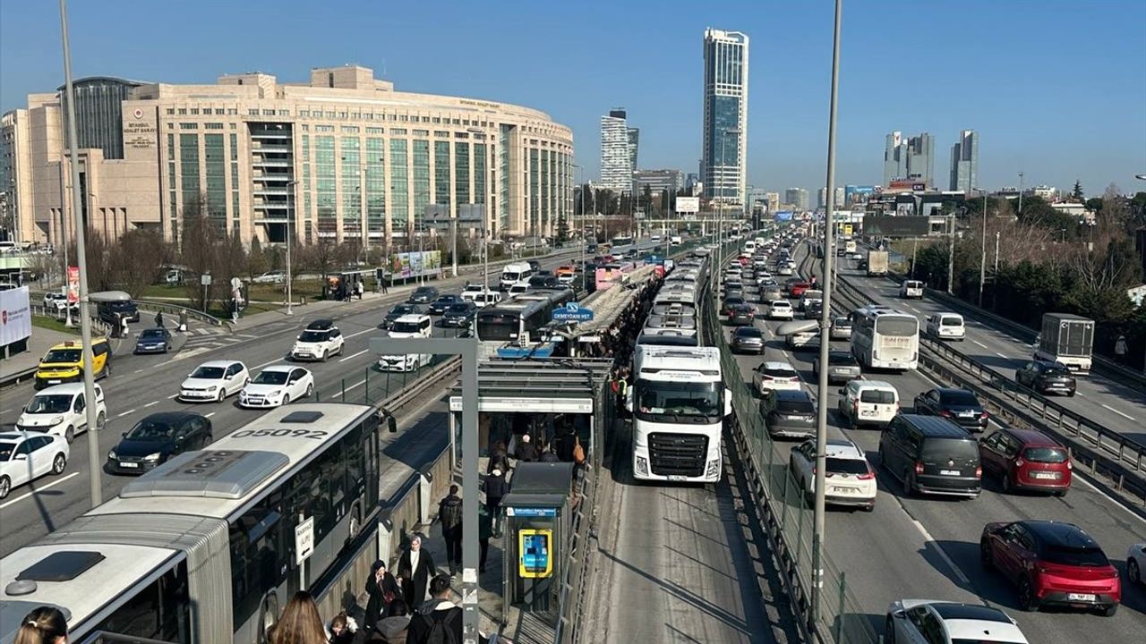 İstanbul'da Metrobüs Arızası Yoğunluğa Neden Oldu