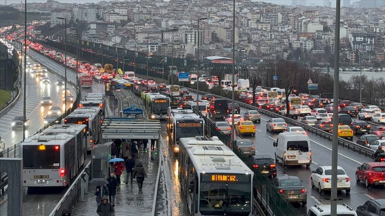 İstanbul'da Yağmurla Birlikte Trafik Yoğunluğu Arttı