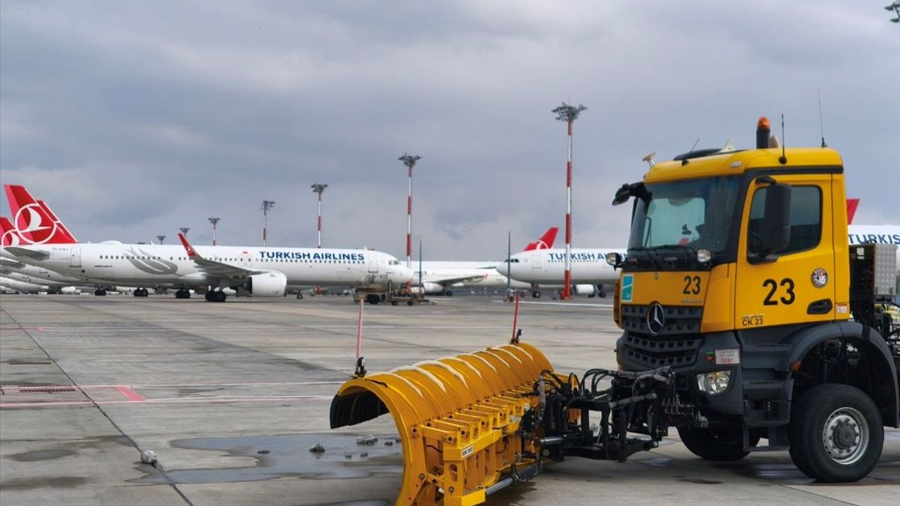 İstanbul Havalimanı'nda Karla Mücadele Çalışmaları Aralıksız Sürüyor