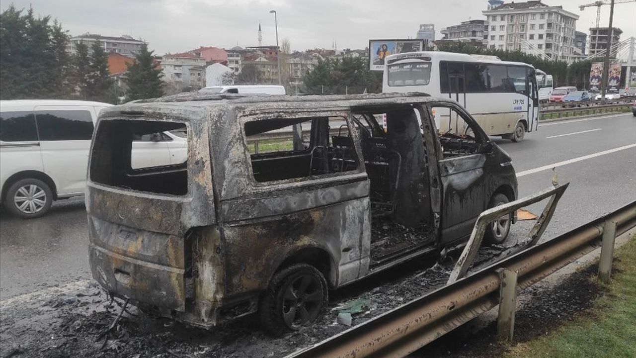 İstanbul TEM Otoyolu'nda Yangın: Minibüs Kül Oldu