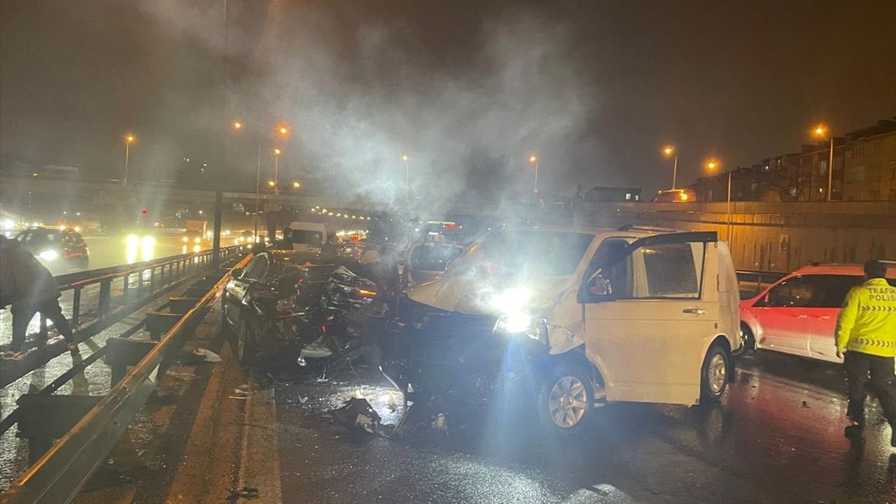 İstanbul TEM Otoyolu'nda Zincirleme Kaza: 2 Yaralı