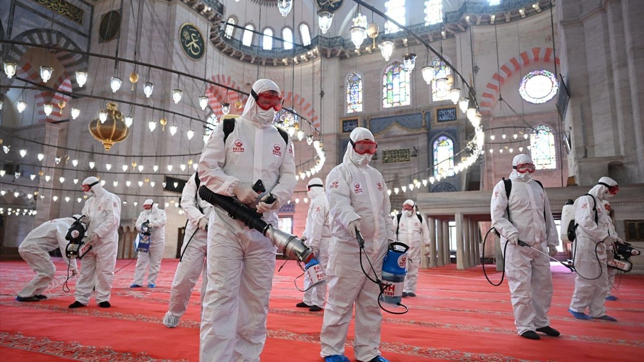 İstanbul'un Tarihi Camileri Ramazan İçin Hazırlanıyor