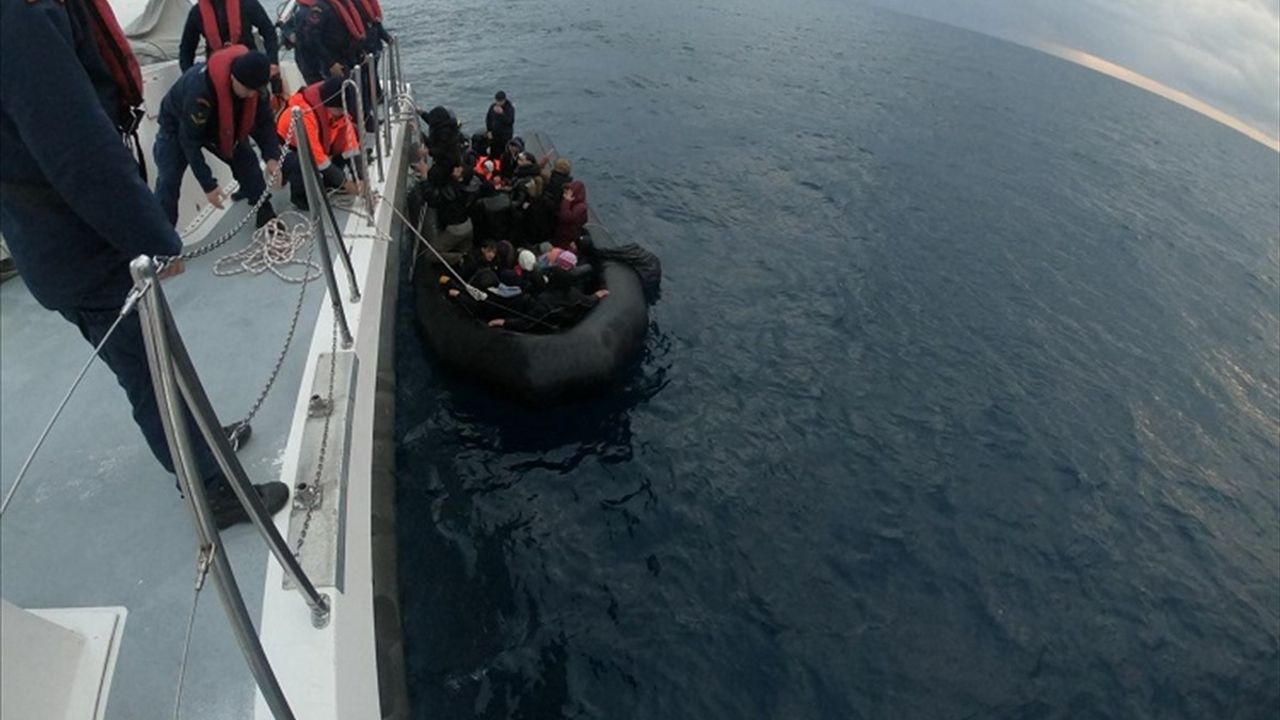 İzmir Açıklarında 35 Düzensiz Göçmen Kurtarıldı