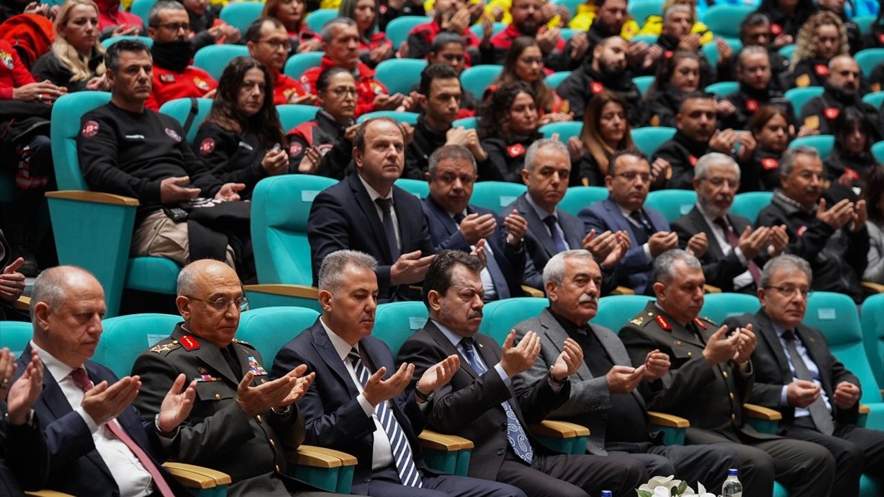 İzmir'de 6 Şubat Depremleri İçin Anma Töreni Düzenlendi