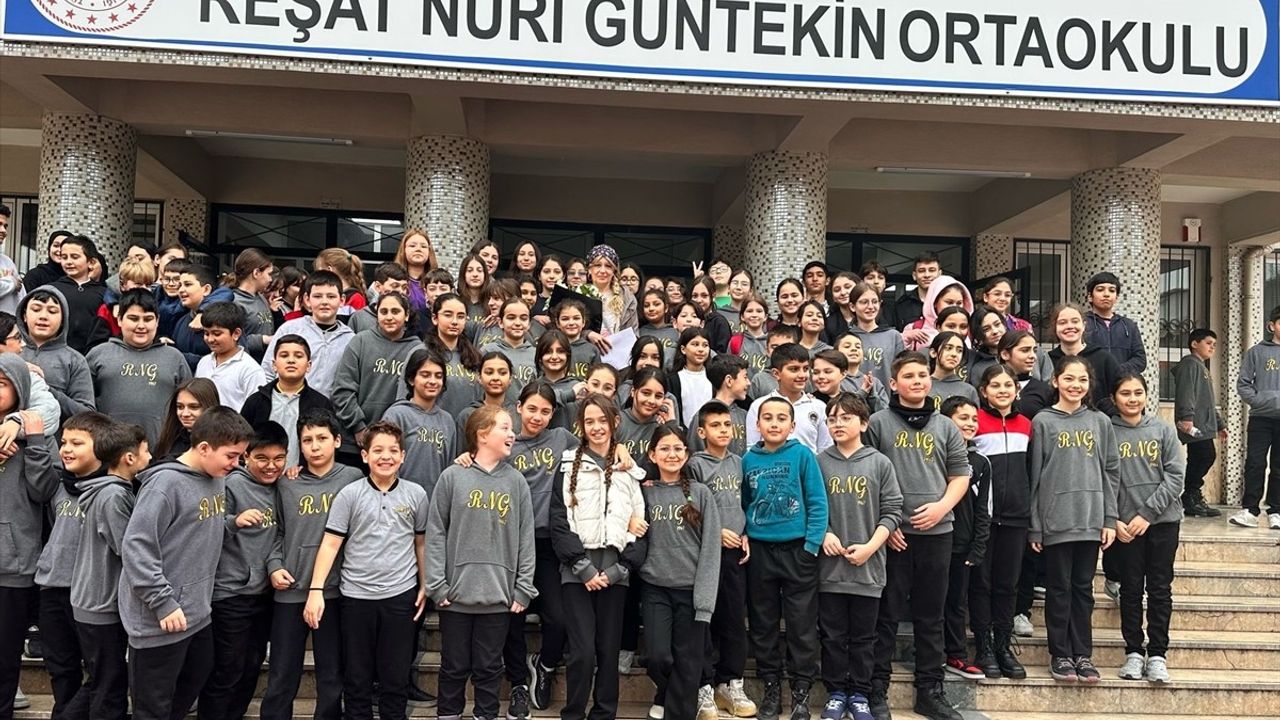 İzmir'de Emekli Olan Öğretmene Duygusal Veda Töreni