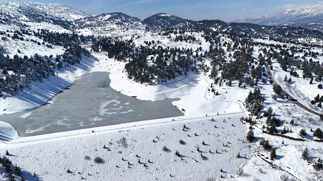 Kahramanmaraş'ta Merk Göleti Buzla Kaplandı