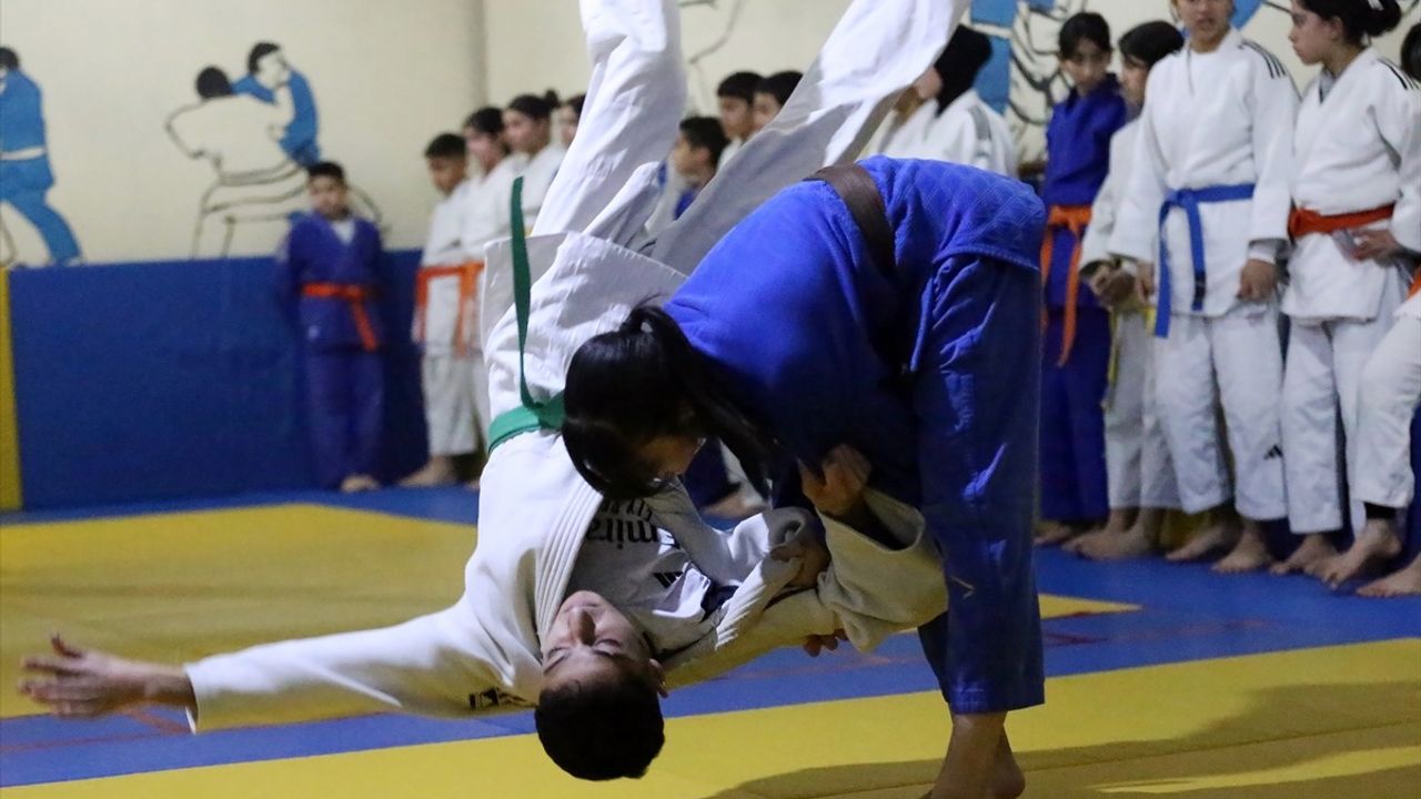 Kalorifer Dairesinden Şampiyon Judocular Yetişiyor