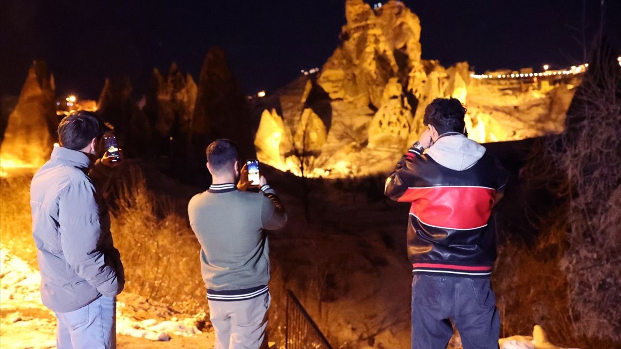 Kapadokya'nın Beyaz Cenneti: Karla Kaplanan Şehir Işıkları