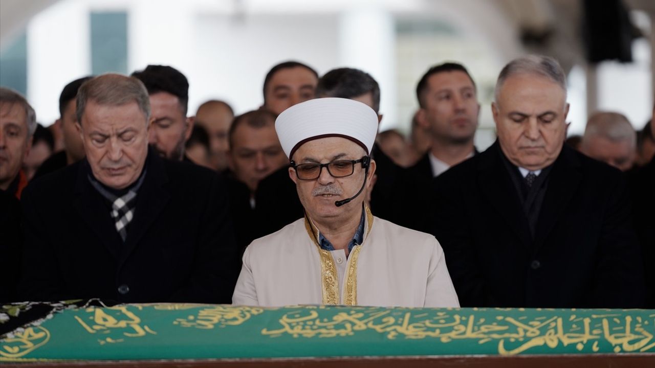 Kara Kuvvetleri Komutanı Bayraktaroğlu'nun Annsi Huzurla Uğurlandı