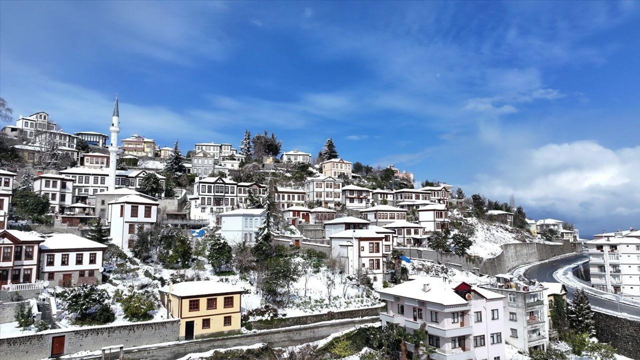 Karadeniz'de Kar Felaketi: 6 İl ve 1173 Yerleşim Yeri Ulaşıma Kapandı