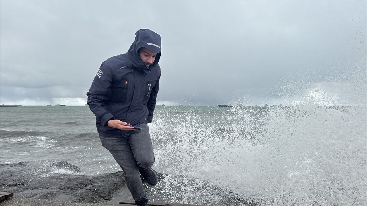 Karadeniz'de Kuvvetli Rüzgarla Dev Dalgalar Oluştu