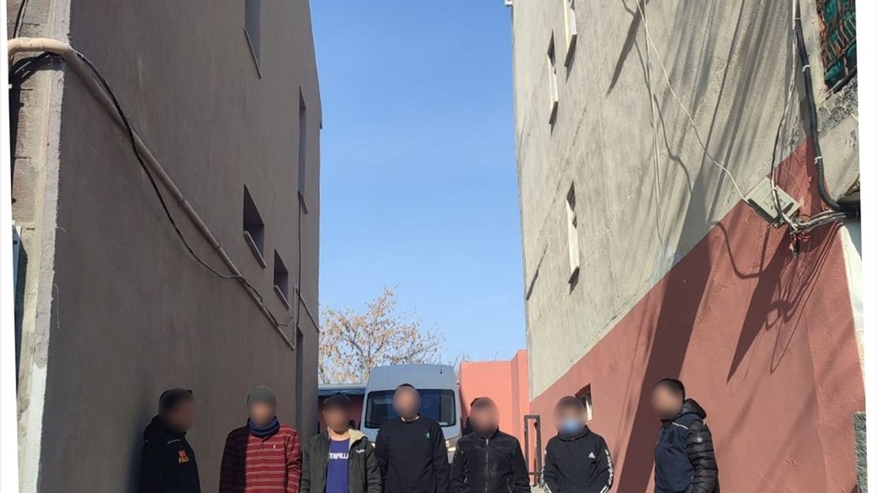 Kars'ta 5 Düzensiz Göçmen Sahte Pasaportla Yakalandı