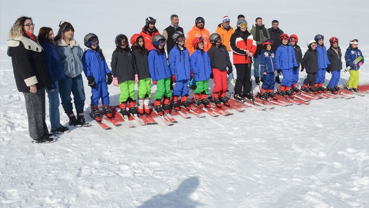 Kars'ta 'Karın Yıldızları Sarıkamış'ta Projesi ile Öğrenciler Kayak Öğreniyor