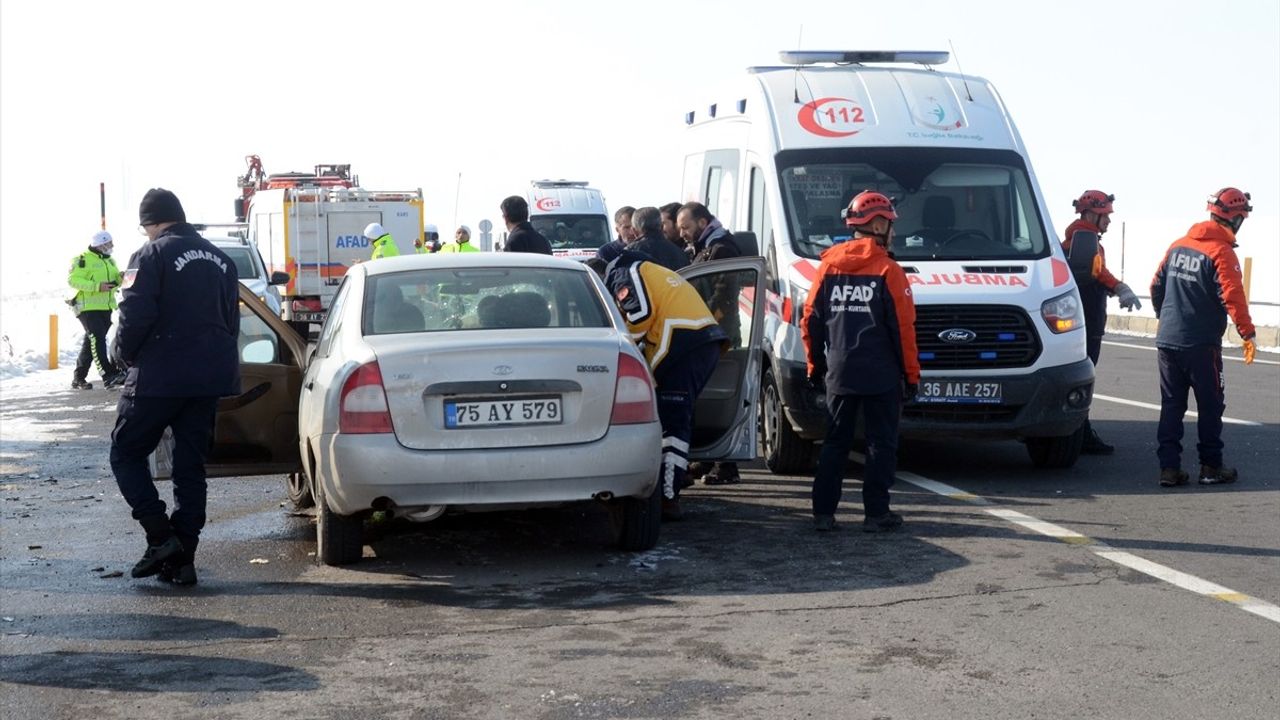 Kars'ta Otomobil ve Ticari Araç Çarpıştı: 9 Yaralı