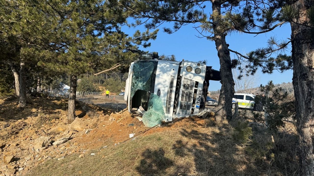 Kastamonu'da Buzlanma Sebebiyle Kamyon Devrildi, Sürücü Yaralandı