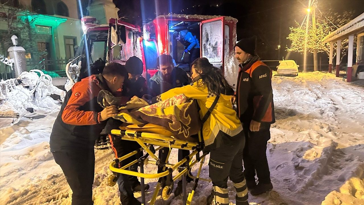 Kastamonu'da Kar Engeli Aşılarak Hastalar Hastaneye Ulaştırıldı