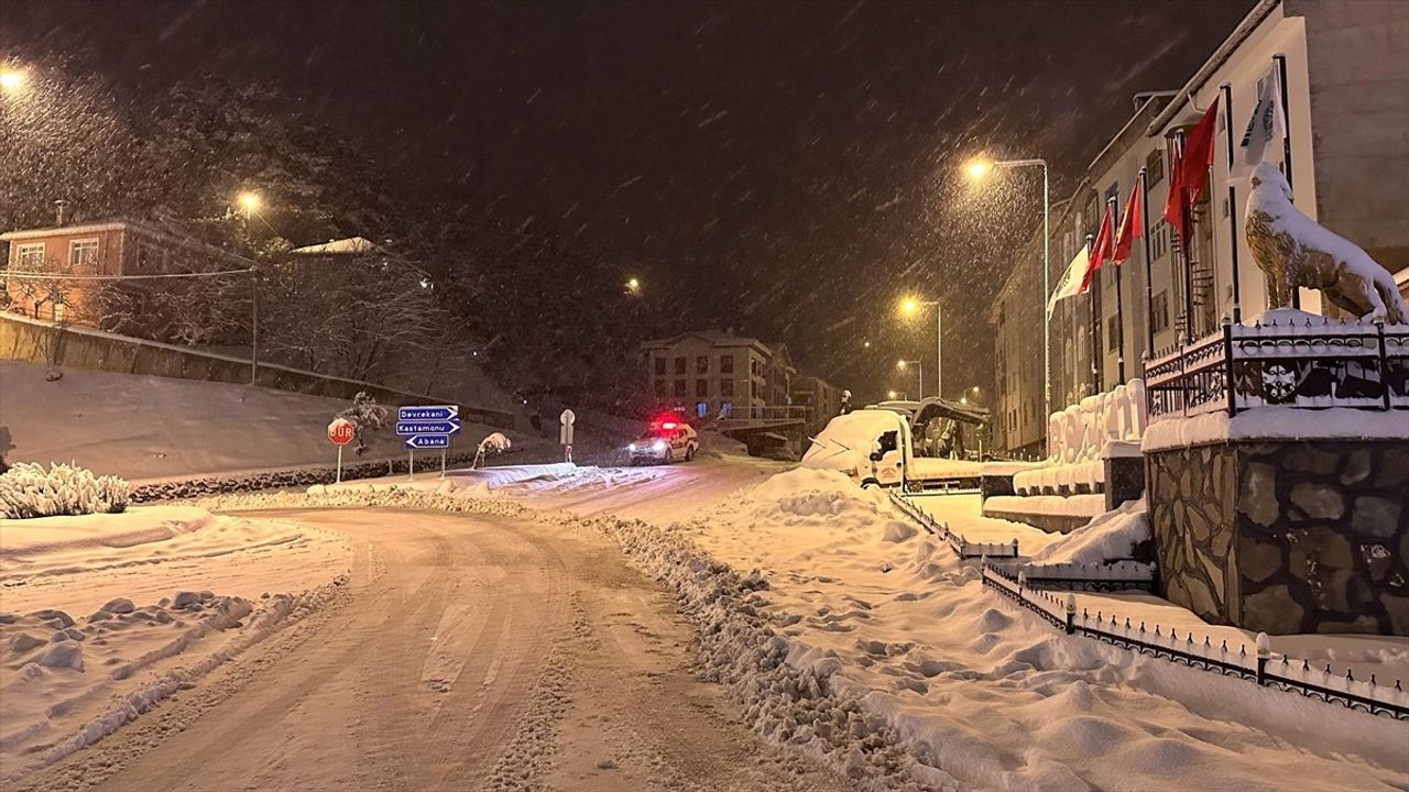 Kastamonu'da Kar Sebebiyle Tır ve Çekicilere Yol Yasakları