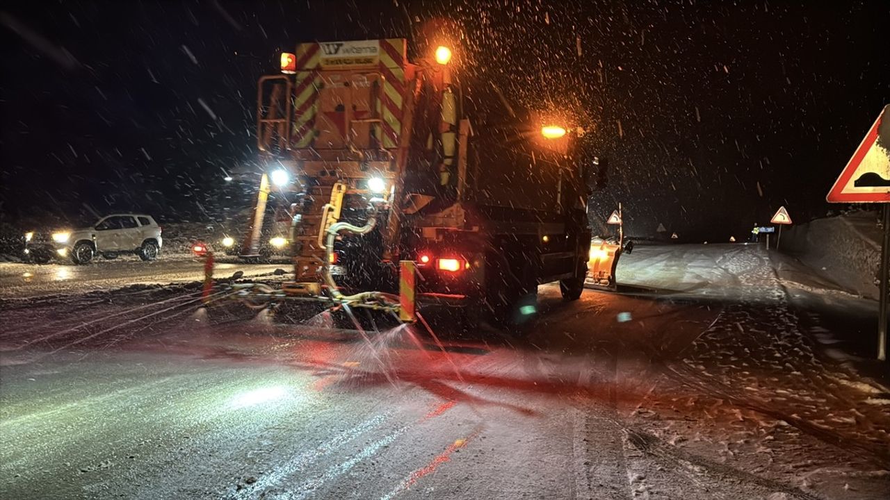 Kastamonu'da Kar Yağışı Ulaşımı Aksatıyor
