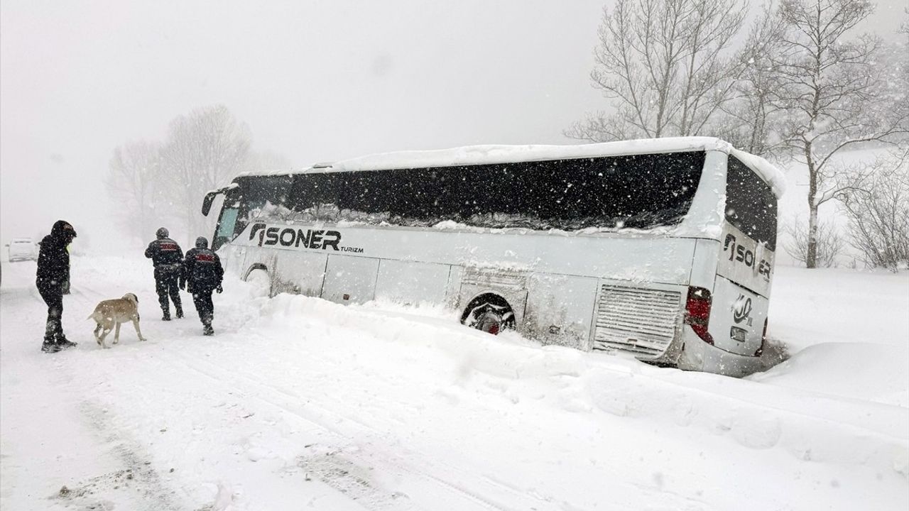 Kastamonu'da Karla Mücadele: Yolcu Otobüsü Şarampole Düştü