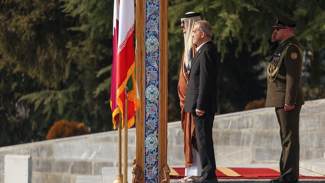 Katar Emiri Şeyh Temim, Tahran'da İran Cumhurbaşkanı Pezeşkiyan ile Görüştü