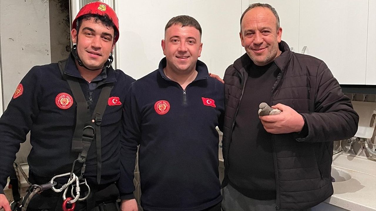 Kayseri'de İtfaiye Ekipleri Mahsur Güvercini Kurtardı