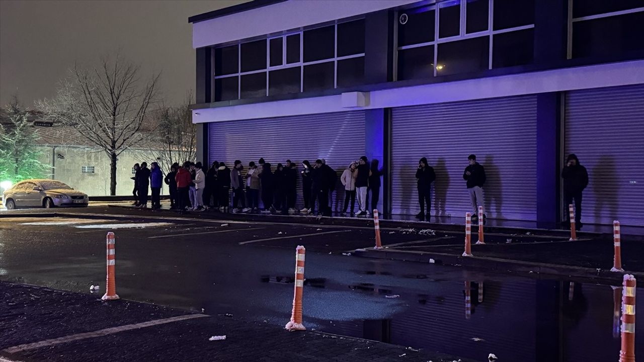 Kayseri'de Mobilya Mağazası Depo Yangını: 5 Öğrenci Hastaneye Kaldırıldı