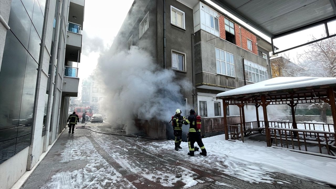 Kayseri'de Polis Ekibinin Müdahalesiyle Yangın Büyümeden Söndürüldü