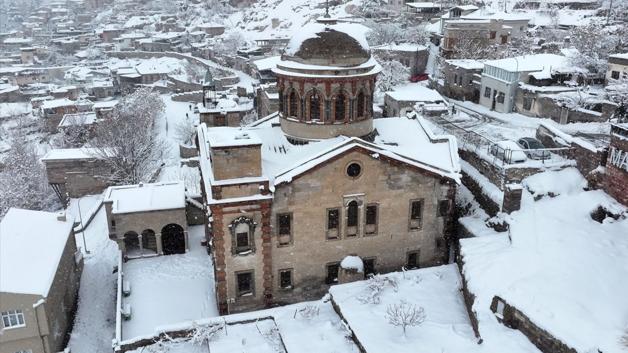 Kayseri'de Yoğun Kar Yağışı Etkisini Sürdürüyor