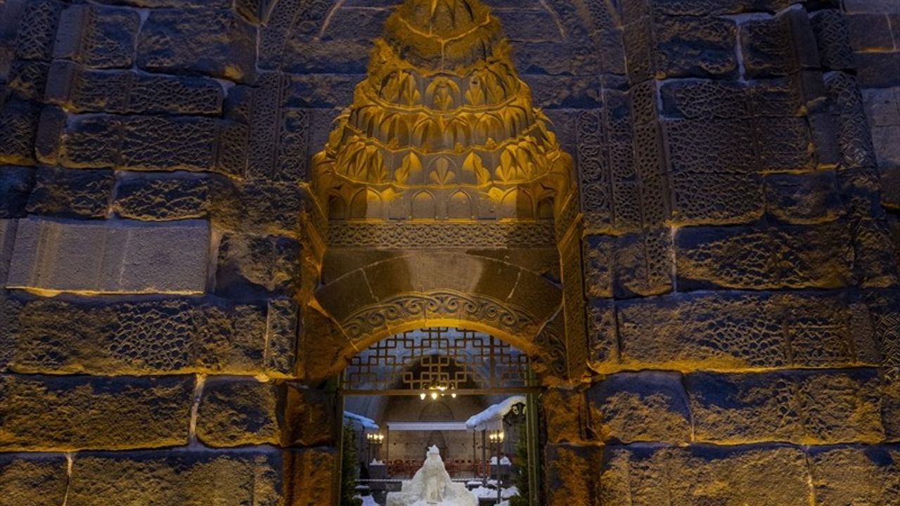 Kayserili Ustanın Tarihi Medreseye Kardan Alaeddin Keykubad Heykeli