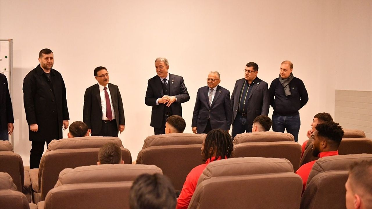 Kayserispor'a Moral Ziyareti: Şehir Protokolü Oyuncularla Bir Araya Geldi