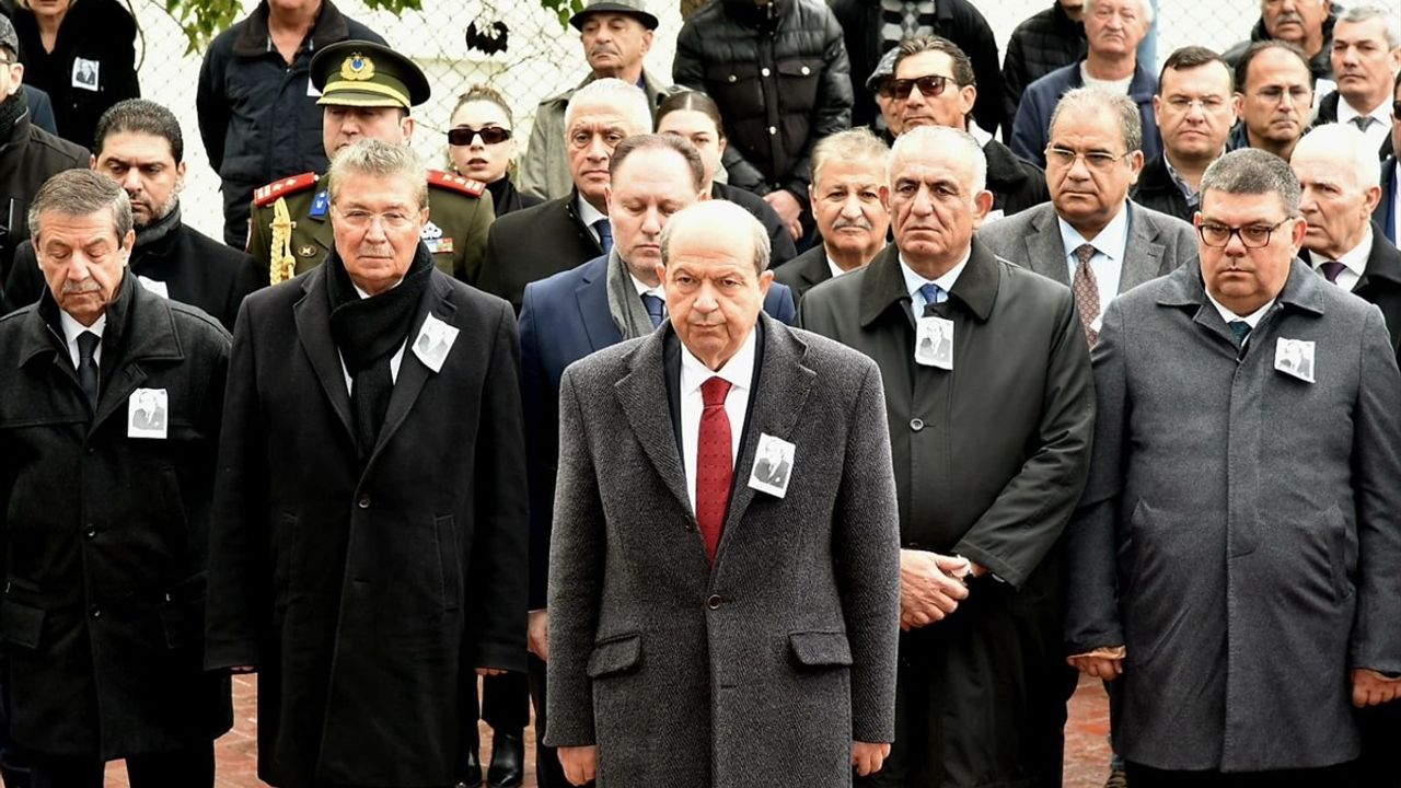 Kıbrıslı Türk İş İnsanı Asil Nadir Toprağa Verildi