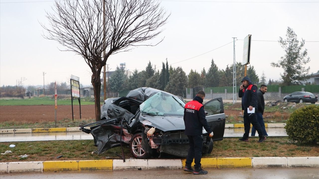Kilis'te İşçi Servisi ile Otomobil Çarpıştı: 3 Yaralı