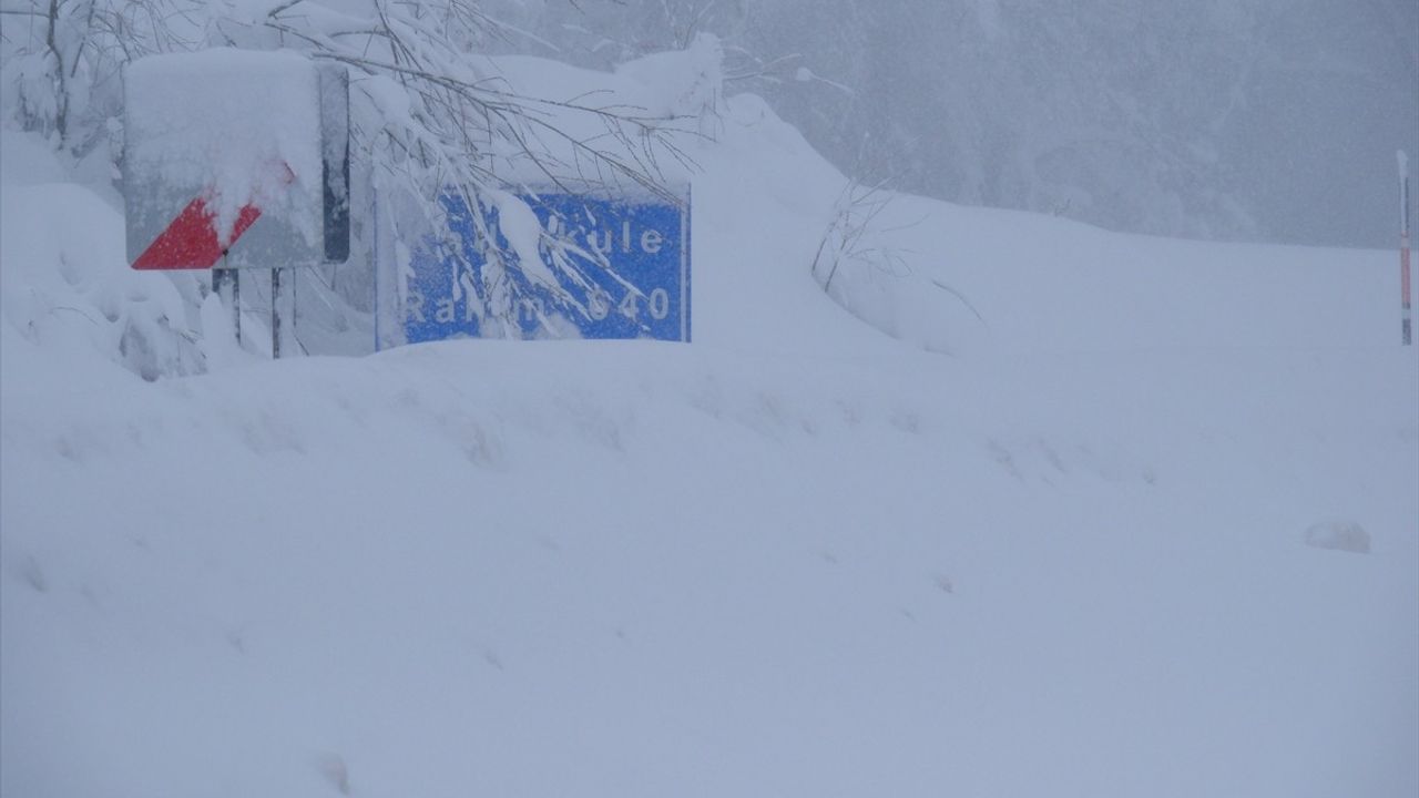 Kırklareli'nde Kar Kalınlığı Yarım Metreye Ulaştı: Ulaşımda Zorluklar