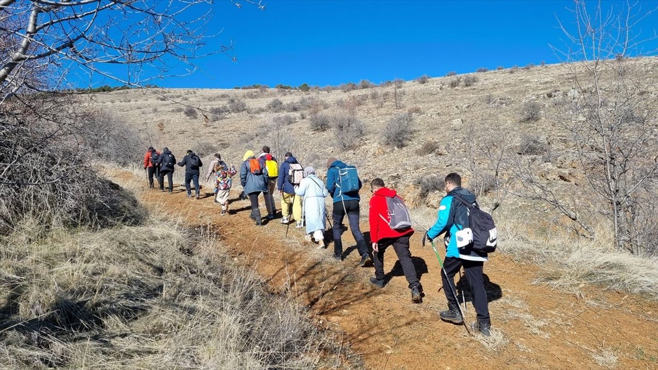 Kırşehirli Dağcılar Kervansaray Dağı'nın Zirvesine Tırmandı