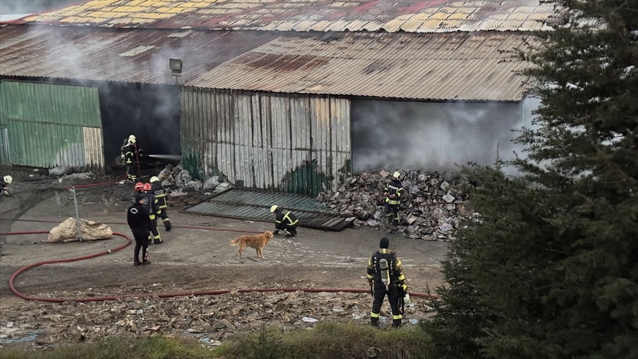 Kocaeli Çayırova'da Fabrikada Yangın: İtfaiye Hızla Müdahale Etti