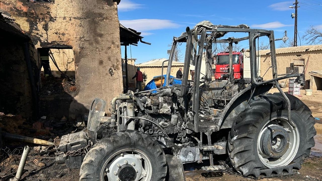 Konya'da Yangın: Müstakil Ev ve Traktör Kullanılamaz Hale Geldi