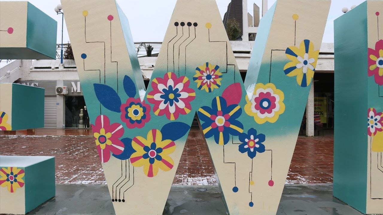 Kosova, Bağımsızlığının 17. Yıl Dönümünü Coşkuyla Kutladı