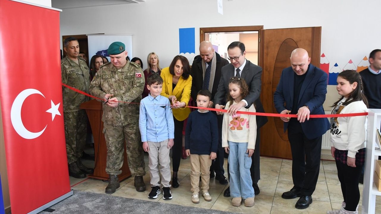 Kosova'da Mehmetçikten Öğrencilere Kütüphane Desteği