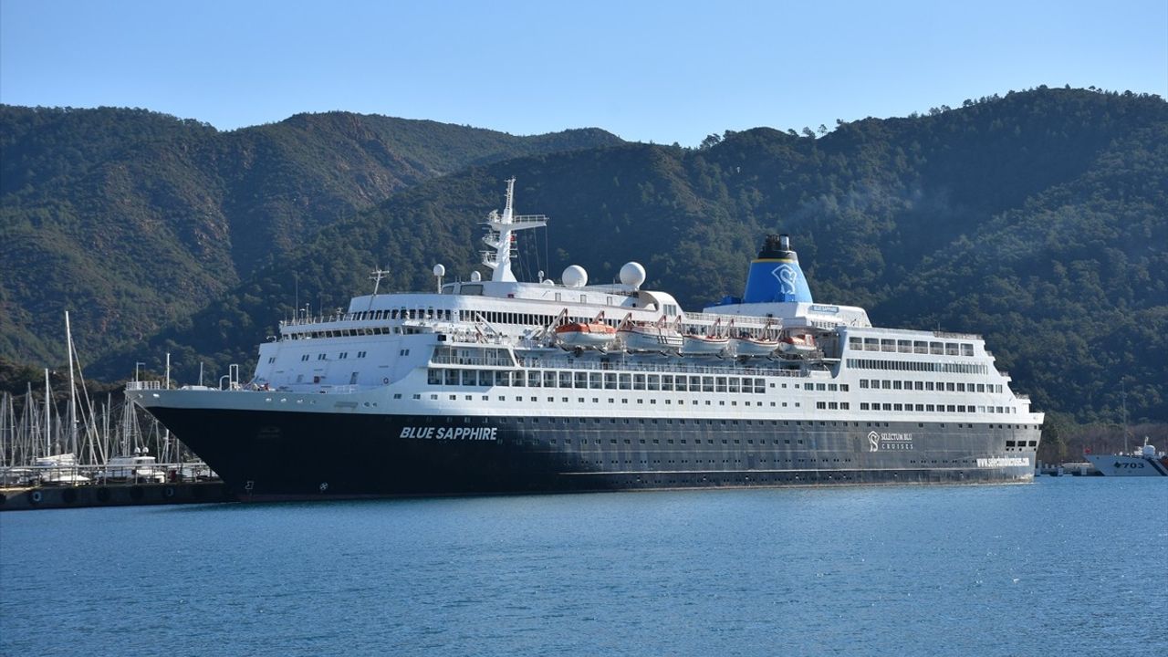 Kruvaziyer 'Blue Sapphire' Marmaris Limanı'nda İkmal Yapıyor