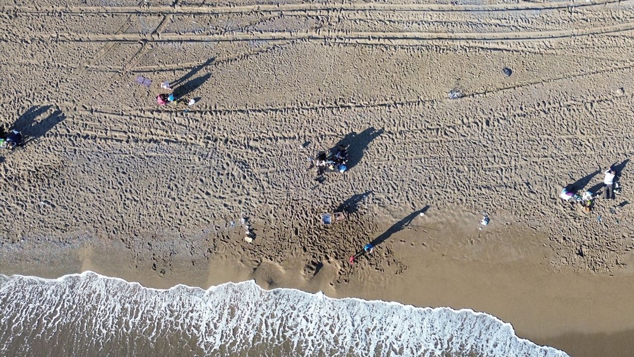 Kumköy Sahili'nde Yaz Eğlencesi: Antalya Tatilcileri Ağırlıyor