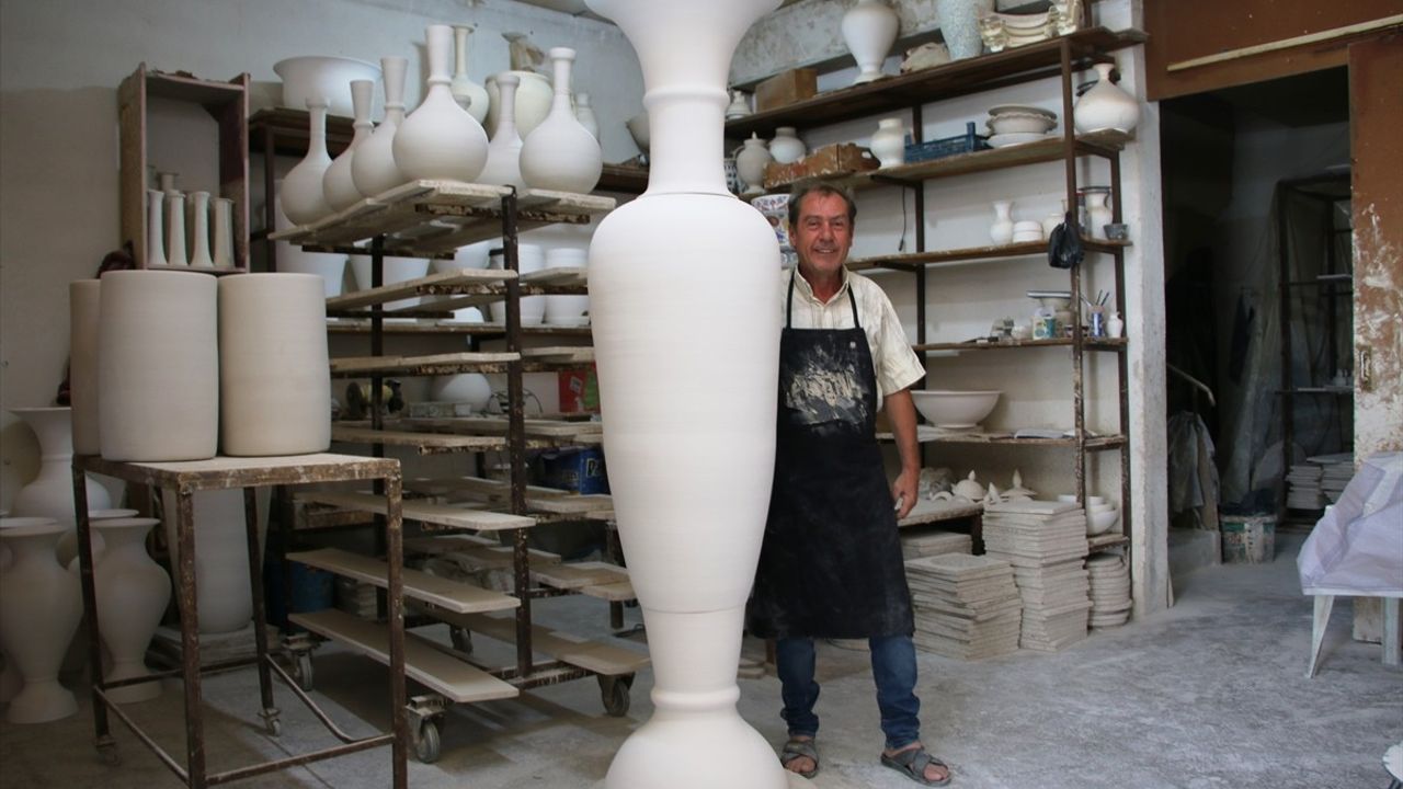 Kütahya'da 2 Metre Uzunluğunda Çini Vazo Yapıldı