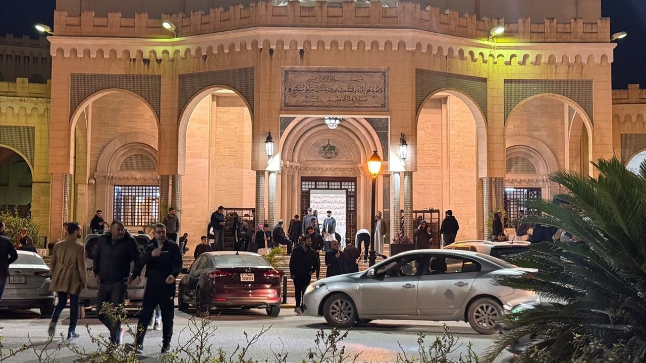 Libya'da Müslümanlar Ramazan'ın İlk Teravih Namazında Camileri Doldurdu