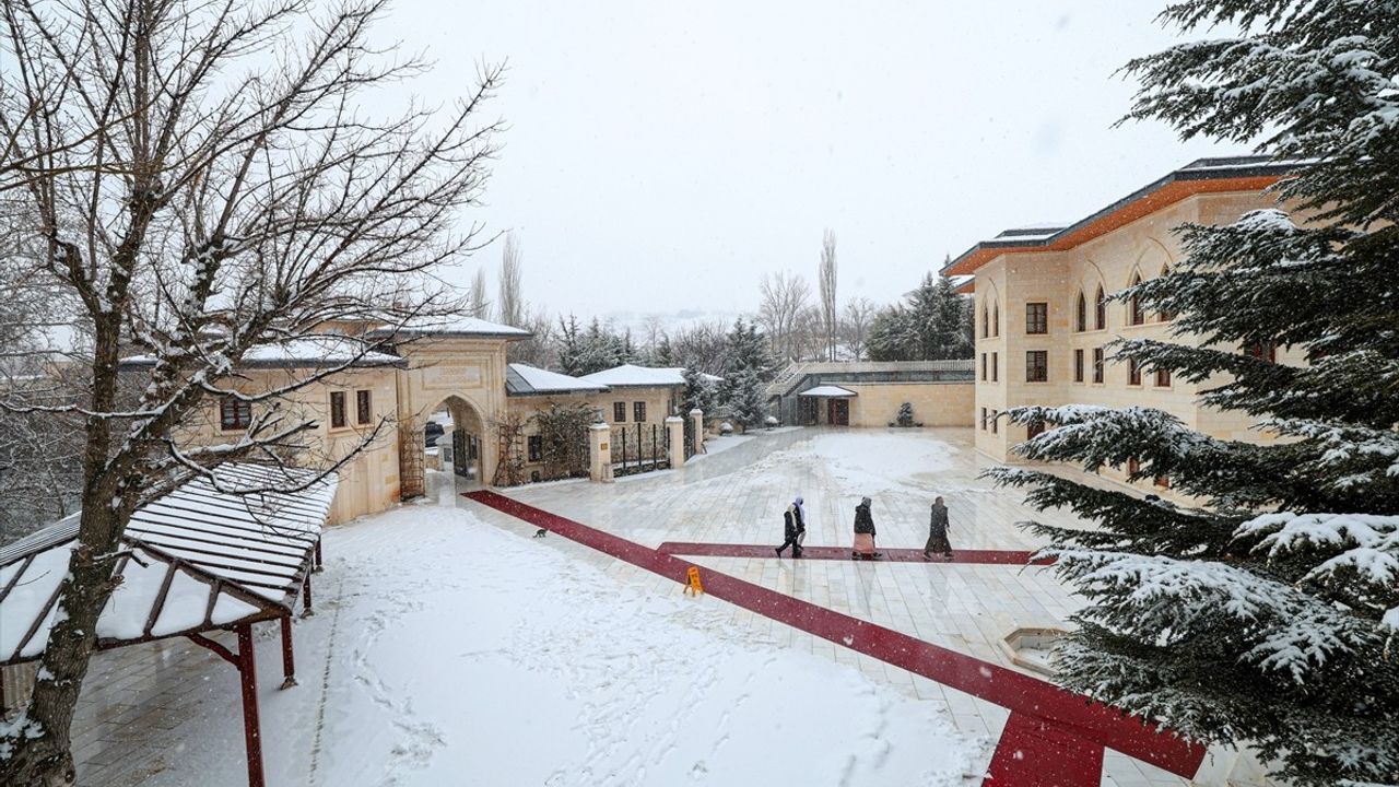 Malatya'da Kar Yağışı Hayatı Vurdu, Çocuklar Eğlendi