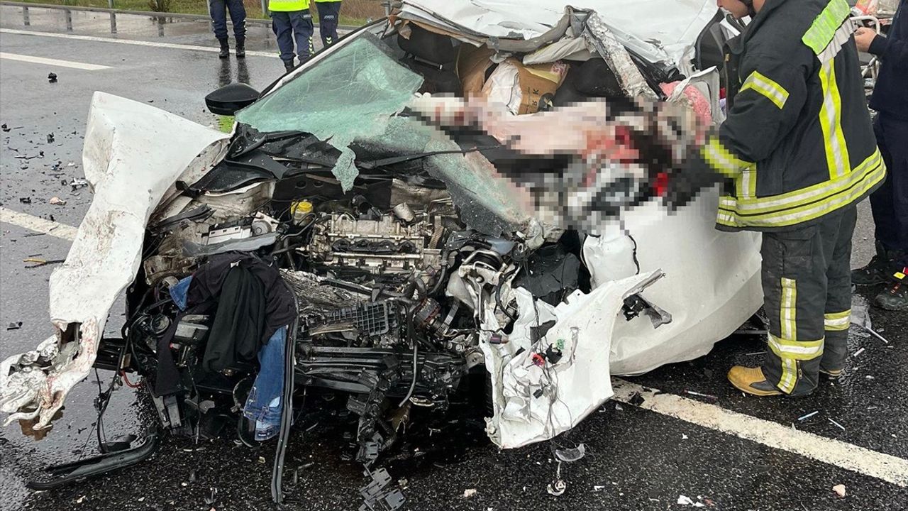 Manisa'da Otomobil Tankere Çarptı: 2 Kişi Hayatını Kaybetti