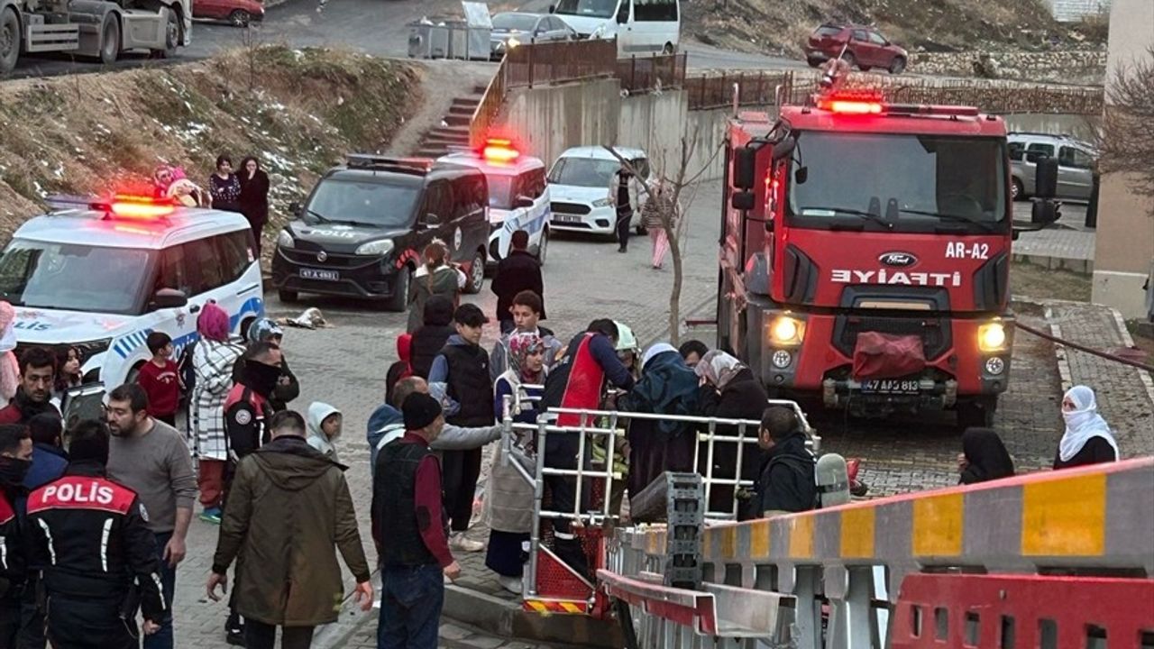 Mardin'de Apartman Yangınında 5 Kişi Dumandan Etkilendi