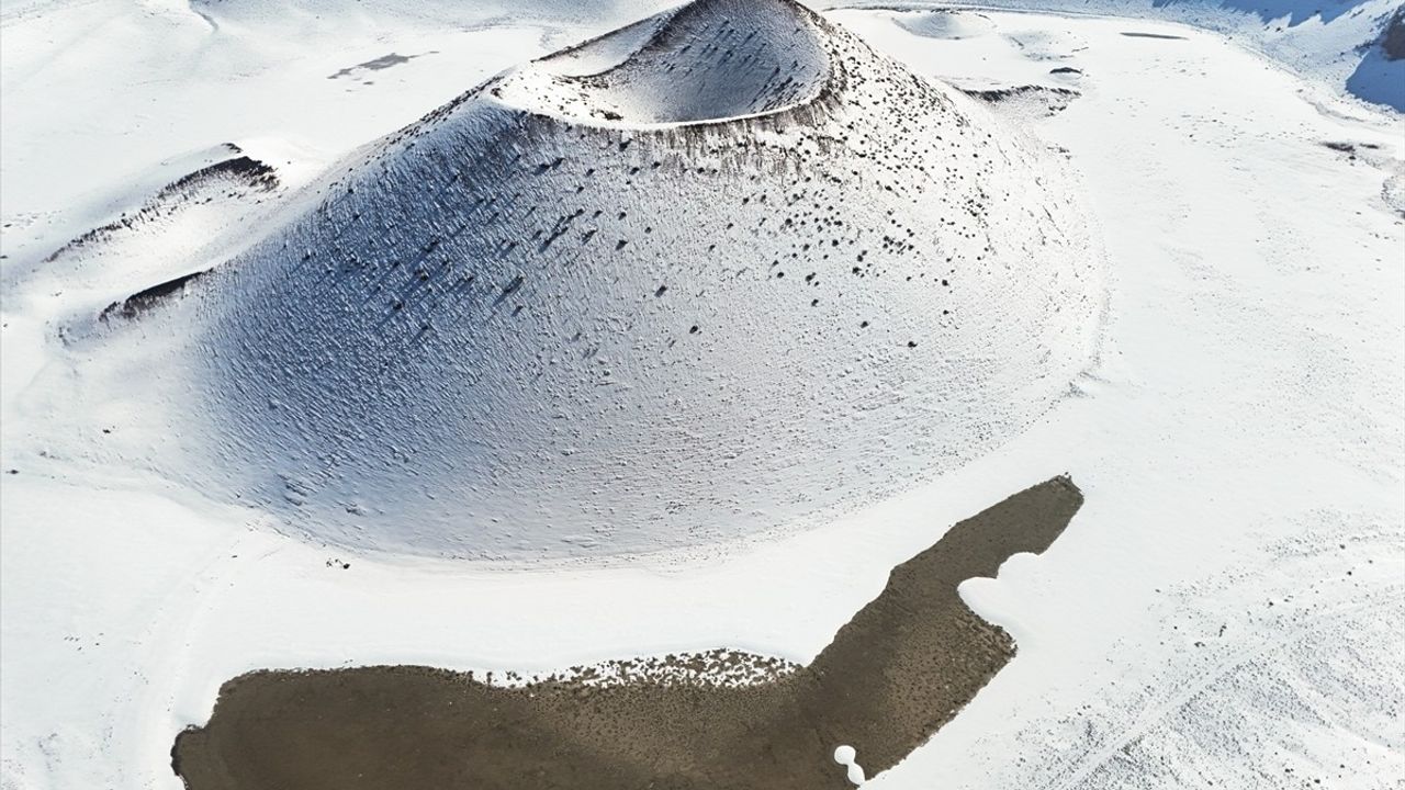 Meke Gölü Kar Yağışıyla Beyaza Büründü