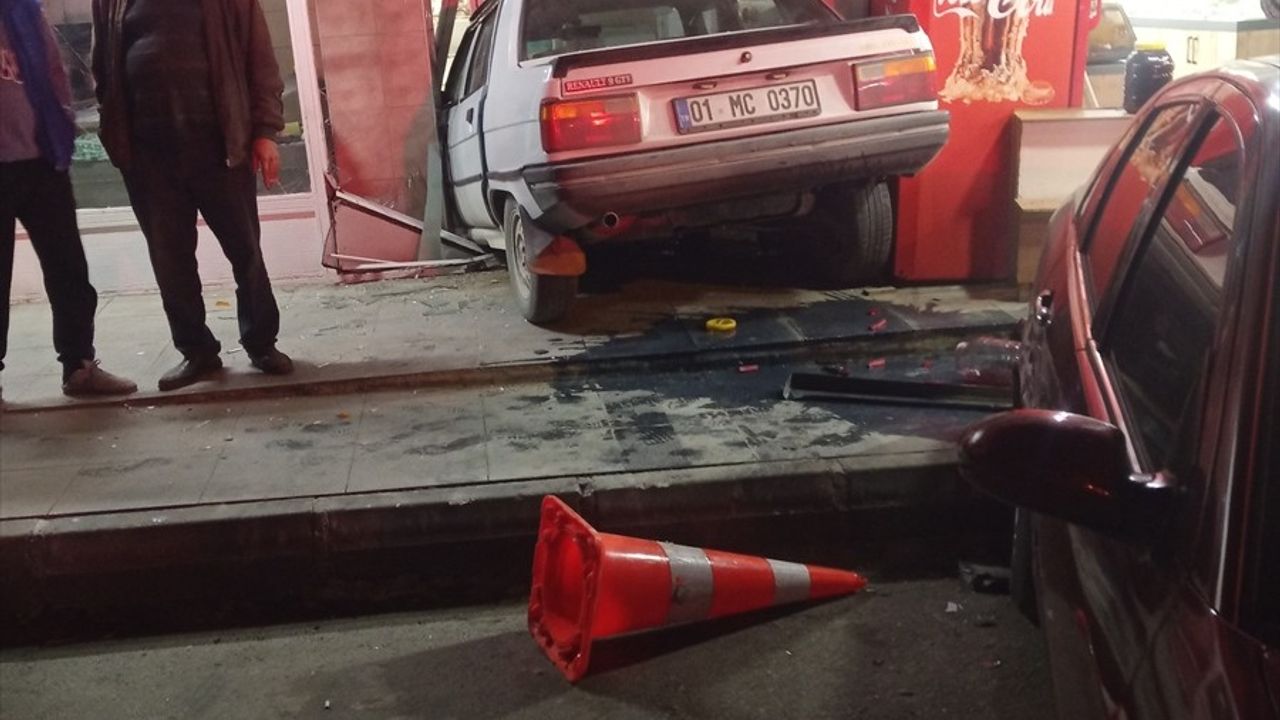 Mersin'de Kontrolden Çıkan Otomobil Fırına Girdi