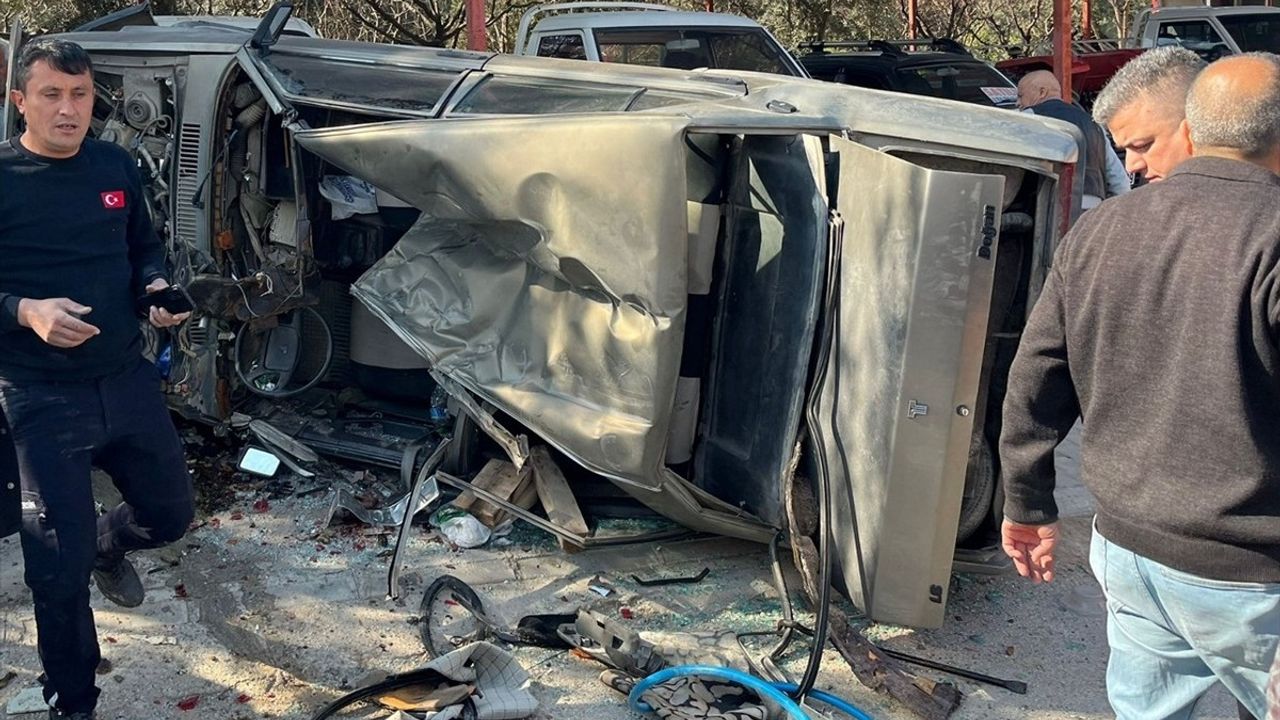 Mersin'de Takla Atan Otomobildeki Kaza: 1 Ölü, 1 Yaralı