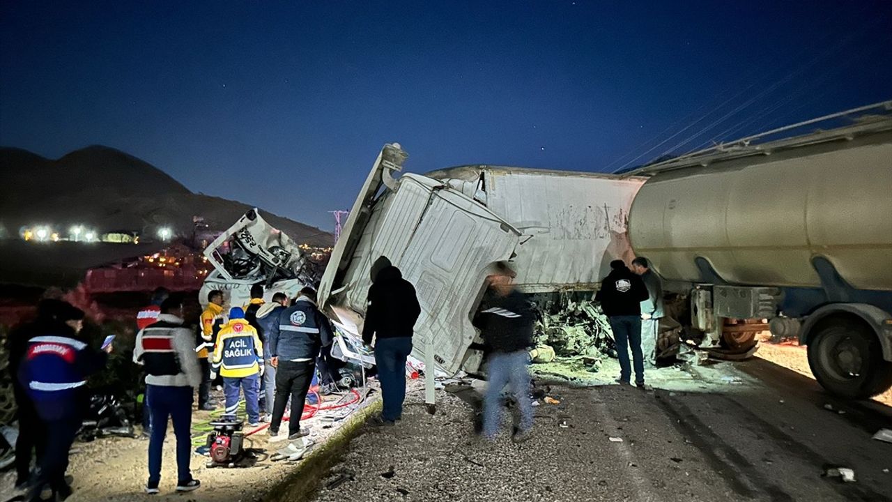 Mersin'de Zincirleme Kazada 1 Ölü, 4 Yaralı