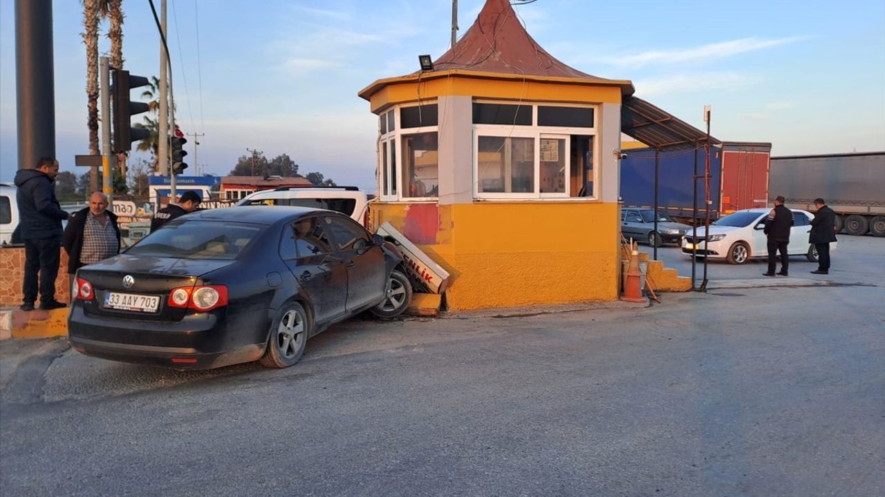 Mersin Tarsus'ta Güvenlik Kulübesine Çarpan Otomobilin Sürücüsü Yaralandı